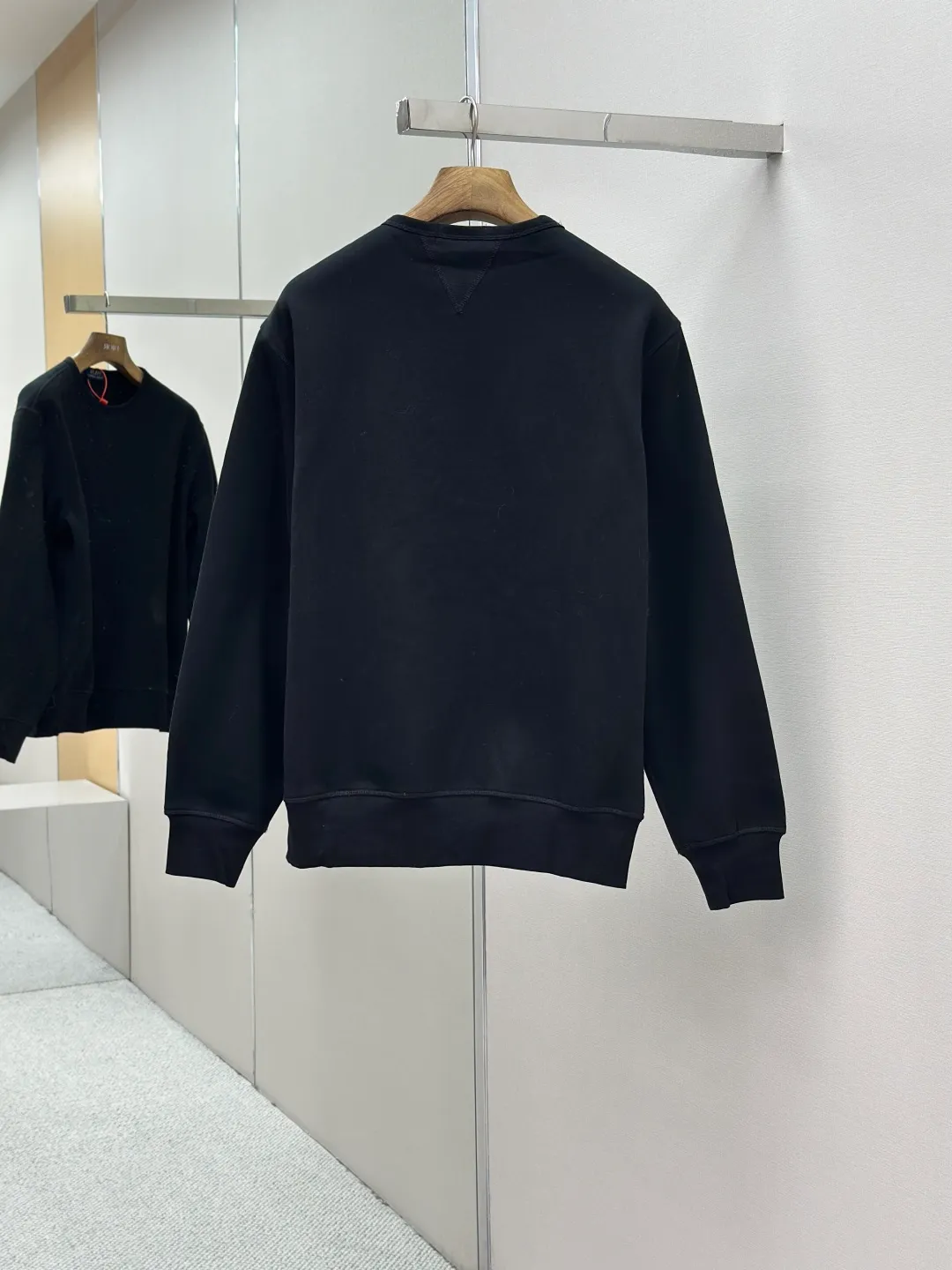 P290 [Same-origin fabric, exclusive new style, first choice for old money] Ralph Laure Ralph Lauren embroidered long-sleeved sweatshirt is made of cotton blended fabric, which is soft and tough to the touch. It has been finely spun and pre-shrunk, making it comfortable to the touch and not easy to deform. You don’t have to worry about shrinkage or pilling for daily wear and washing, and the texture is stable and online! The pony embroidery on the chest, despite the small size, has fine stitches and every stitch is perfectly stitched. The embroidery thread is pure in color and high in fastness. It is simple and high-end, highlighting the brand's iconic exquisite craftsmanship! The neckline is a classic round neck design, with an exquisite small V-shaped splicing design at the bottom. The workmanship is particularly neat, and the stitching in the circle is straight and even, without any distortion. It will not become loose and deformed after being worn for a long time. It fits the neck without being tight, and it is full of comfort! Scan the QR code on the label to enter the official website directly! It’s like adding an “identity pass” to clothes, and the quality is directly visualized ‼ ️ Size: S-XL